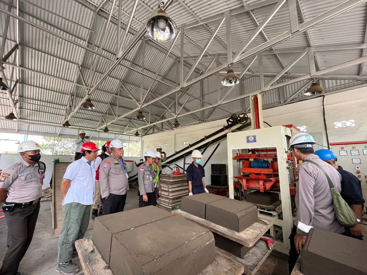 Pelatihan pemanfaatan limbah hasil pembakaran batu bara di lokasi Pembangkit Listrik Tenaga Uap (PLTU) Bengkayang. (Foto: UIKL)