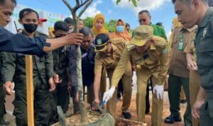 Gubernur Kalbar, Sutarmidji saat menggelar kegiatan pencanangan penanaman pohon serentak di SMAN 11 Pontianak, Selasa (19/07/2022). (Foto: Istimewa)