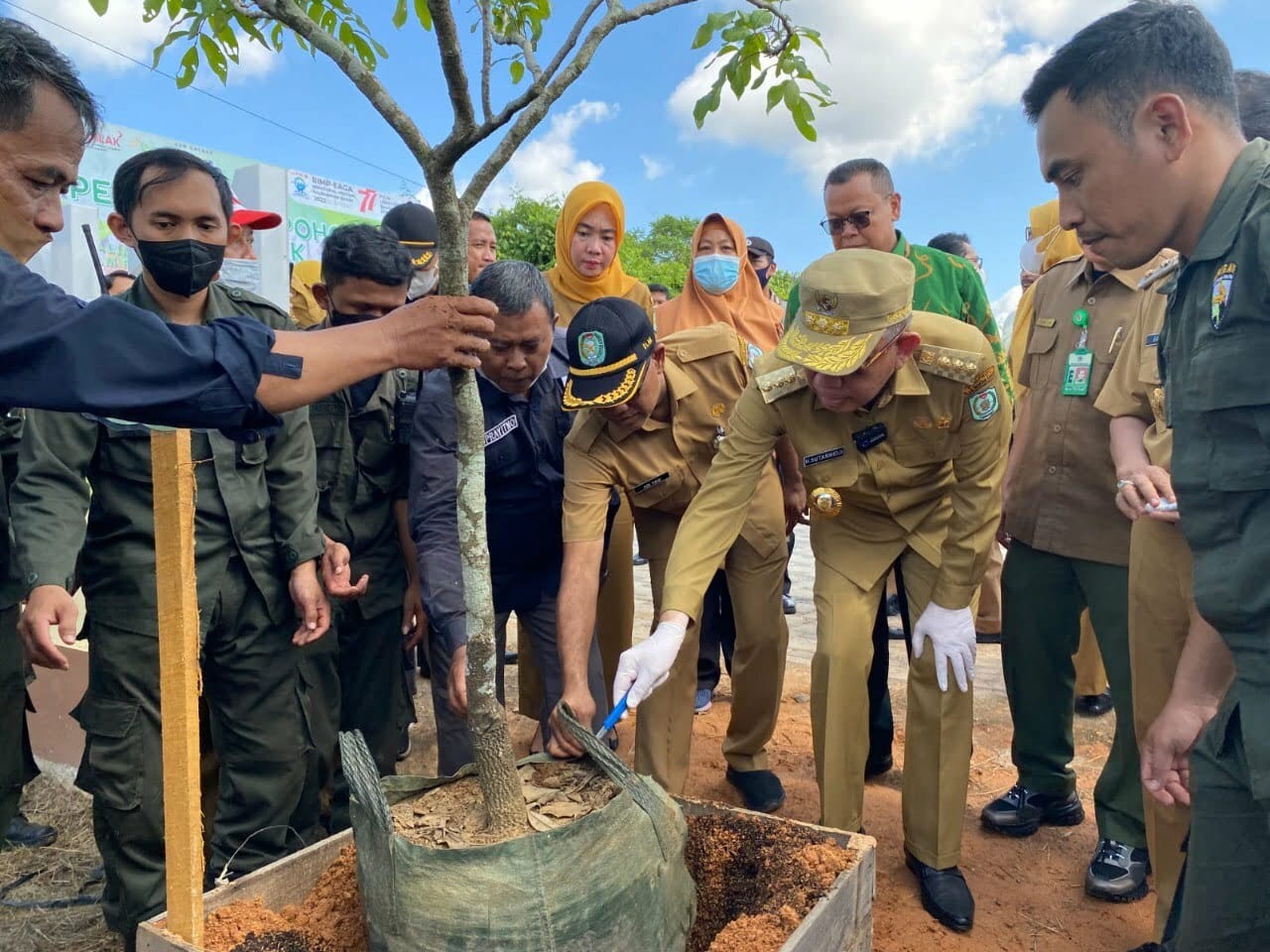 Gubernur Kalbar, Sutarmidji saat menggelar kegiatan pencanangan penanaman pohon serentak di SMAN 11 Pontianak, Selasa (19/07/2022). (Foto: Istimewa)