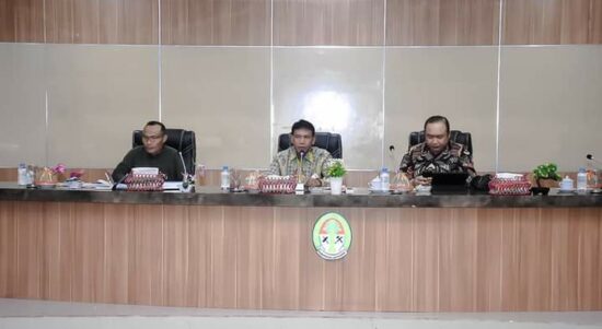 Rapat evaluasi persiapan MTQ ke-30 tingkat Kalbar di ruang rapat utama Kantor Bupati Ketapang, Senin (18/07/2022). (Foto: Istimewa)