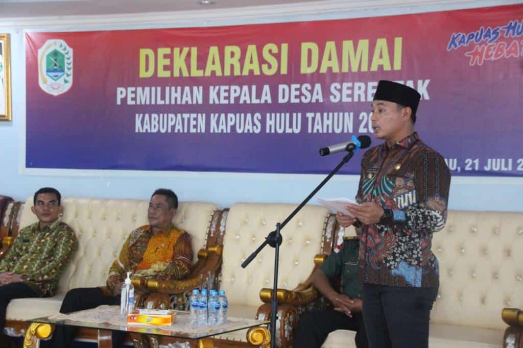 Wakil Bupati Kapuas Hulu, Wahyudi Hidayat memberikan sambutan dalam acara "Deklarasi Damai Pemilihan Kepala Desa Serentak Tahun 2022" di Aula Bappeda. Kamis (21/07/2022). (Foto: Istimewa)