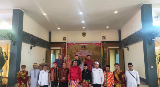 Foto bersama: Pemuda dari berbagai etnis di Kabupaten Sintang yang tergabung dalam Dewan Pemuda Lintas Etnis (DPLE). (Foto: Istimewa)