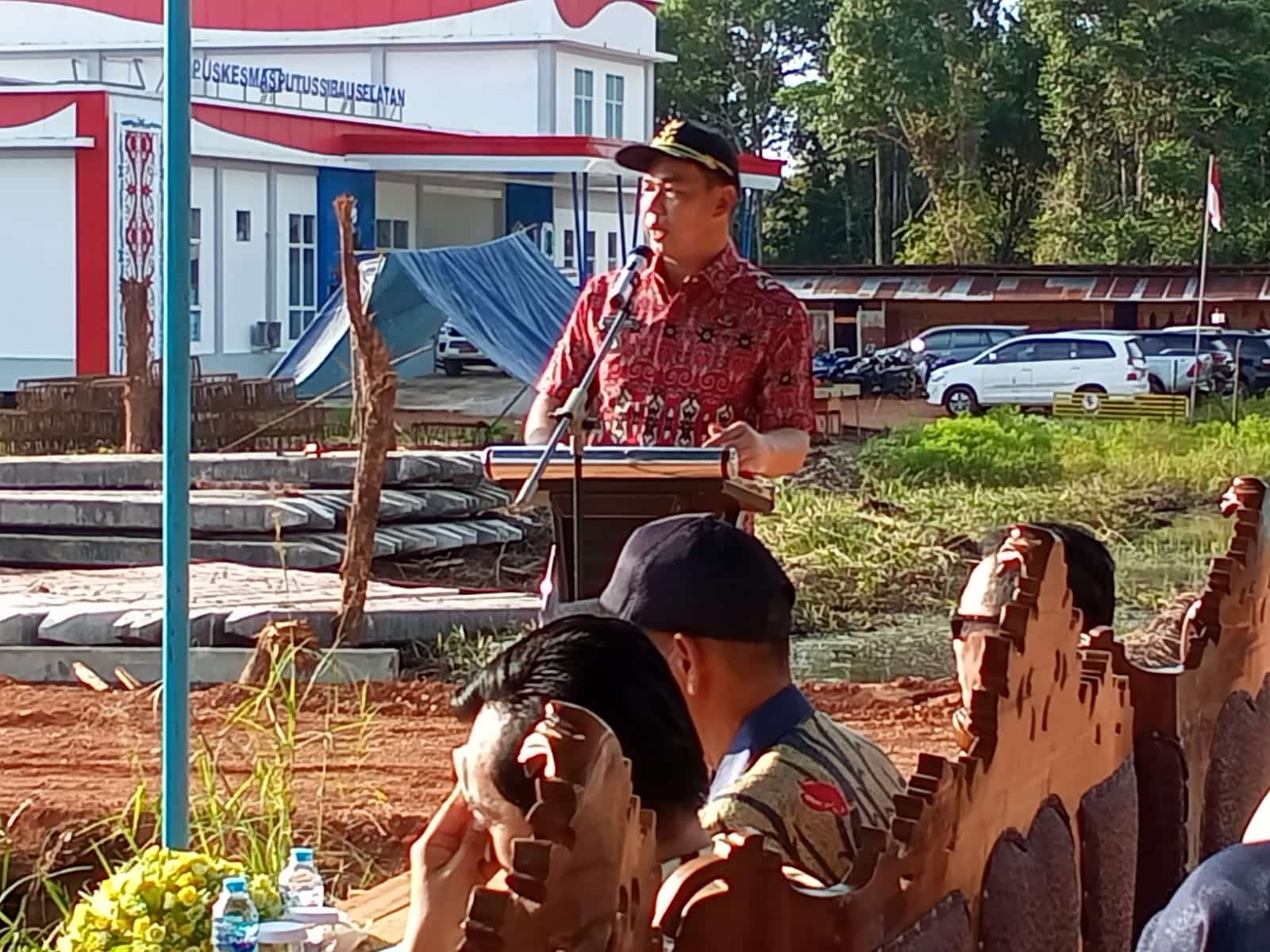 Bupati Kapuas Hulu, Fransiskus Diaan saat menyampaikan kata sambutan pada acara prosesi penancapan tiang pertama pembangunan Perpustakaan Umum Daerah di Putussibau Selatan. (Foto: Istimewa)