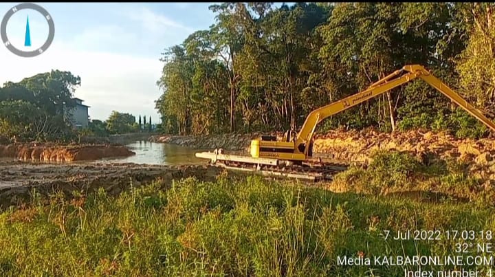 Kementerian PUPR menyediakan lima buah excavator amfibi buatan PT Pindad Indonesia untuk melakukan pengerukan dan normalisasi danau di Kabupaten Kapuas Hulu. (Foto: Istimewa)