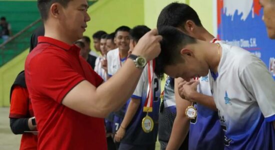 Bupati Kapuas Hulu, Fransiskus Diaan mengalungkan medali kepada para pemenang turnamen voli junior. (Foto: Istimewa)