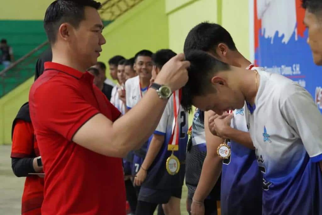 Bupati Kapuas Hulu, Fransiskus Diaan mengalungkan medali kepada para pemenang turnamen voli junior. (Foto: Istimewa)