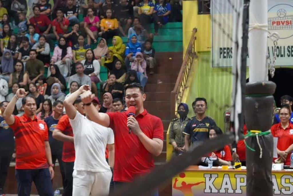 Bupati Kapuas Hulu, Fransiskus Diaan memberikan kata sambutan pada acara penutupan turnamen voli junior antar Kecamatan se-Kabupaten Kapuas Hulu, di Gedung Indoor Voli Putussibau, Kamis (21/07/2022). (Foto: Istimewa)