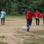 Bupati Kapuas Hulu, Fransiskus Diaan melakukan tentangan perdana sebagai tanda dimulainya Open Turnamen Sepak Bola di Dusun Upak, Kecamatan Empanang, Kabupaten Kapuas Hulu, Jumat (22/7/2022) siang. (Foto: Istimewa)
