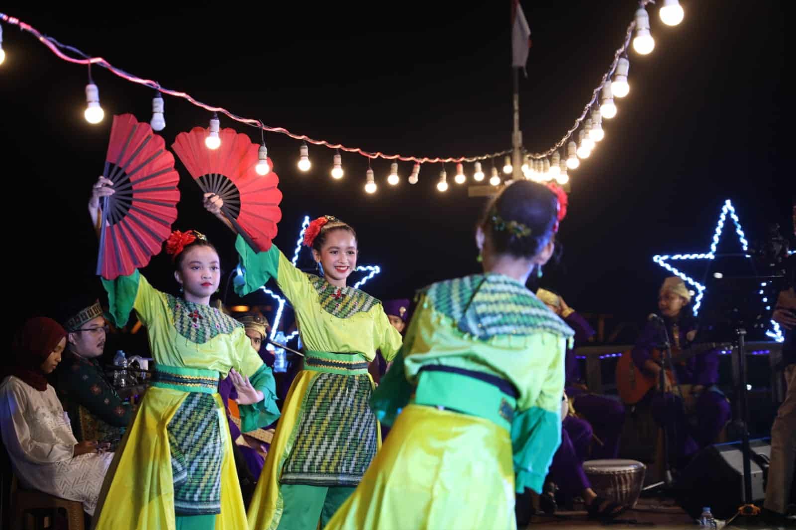 Suguhan tarian jepin turut menyemarakkan Festival Festival Seni dan Budaya Kampong Melayu di Kelurahan Benua Melayu Laut (BML), Kecamatan Pontianak Selatan, Jumat (22/07/2022) malam kemarin. (Foto: Kominfo For KalbarOnline)