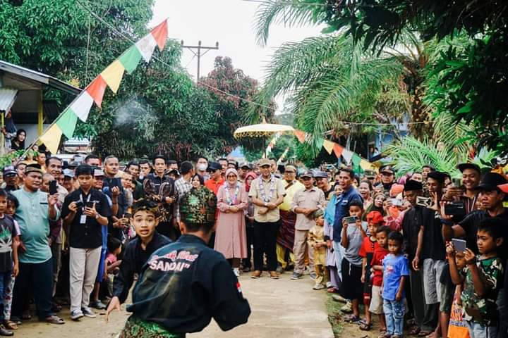 Wabup Ketapang, Farhan saat menghadiri acara pembukaan kegiatan perlombaan sampan kato di Dusun Kuala Laor, Desa Penjawaan Kecamatan Sandai, Jumat (22/07/2022). (Foto: Istimewa)