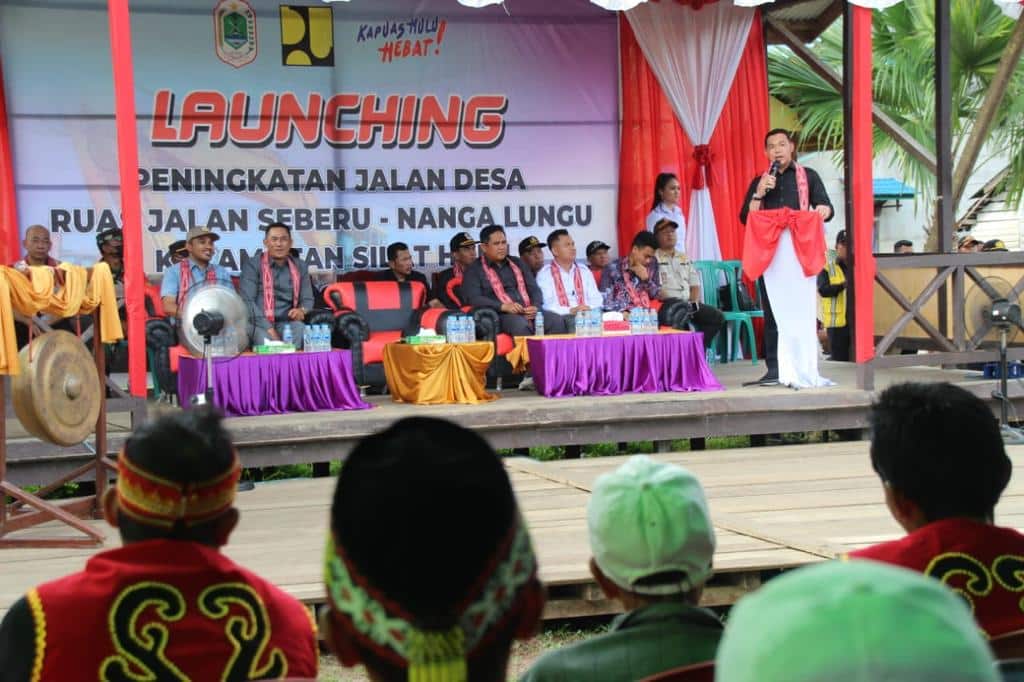 Seremonial kegiatan launching proyek peningkatan jalan desa di Kecamatan Silat Hulu. (Foto: Istimewa)