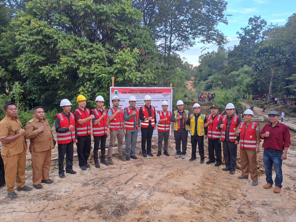 Foto bersama launching proyek peningkatan jalan desa pada ruas Jalan Seberu - Nanga Lungu di Kecamatan Silat Hulu. (Foto: Istimewa)