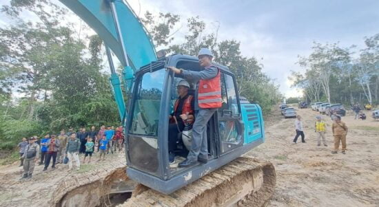 Simbolis: Bupati Kapuas Hulu, Fransiskus Diaan saat me-launching proyek peningkatan jalan desa senilai hampir Rp 20 miliar di Kecamatan Silat Hulu. (Foto: Istimewa)