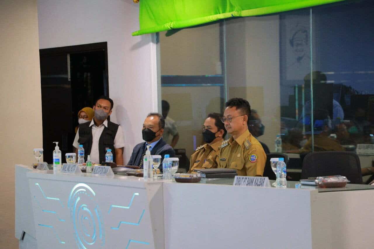 Wali Kota Pontianak, Edi Rusdi Kamtono dan Wakil Wali Kota Pontianak, Bahasan saat menyaksikan launching aplikasi ePonti untuk pembayaran pajak daerah. (Prokopim For KalbarOnline)