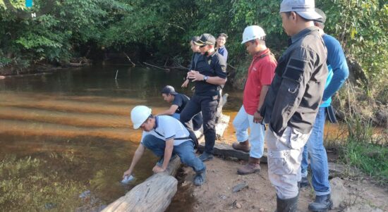 Dinas Perkim LH Kabupaten Ketapang bersama PT MBK melakukan pemeriksaan ke beberapa titik terkait isu pencemaran sungai. (Foto: Istimewa)