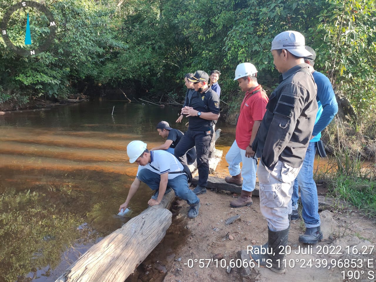 Dinas Perkim LH Kabupaten Ketapang bersama PT MBK melakukan pemeriksaan ke beberapa titik terkait isu pencemaran sungai. (Foto: Istimewa)