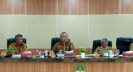 Sekda Kabupaten Ketapang, Alexander Wilyo saat memimpin rapat mediasi permasalahan lahan masyarakat adat Dusun Pulai Laman, di Kantor Bupati Ketapang, Senin (25/07/2022). (Foto: Istimewa)