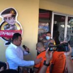 Pelaku GAK bersama putranya GD saat diwawancarai wartawan di Mapolres Ketapang. (Foto: Adi LC/KalbarOnline)