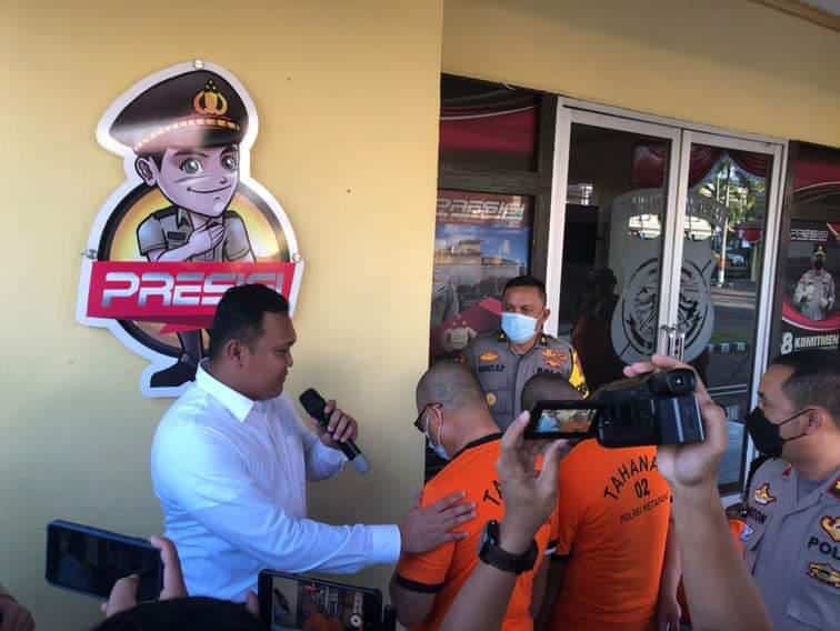 Pelaku GAK bersama putranya GD saat diwawancarai wartawan di Mapolres Ketapang. (Foto: Adi LC/KalbarOnline)