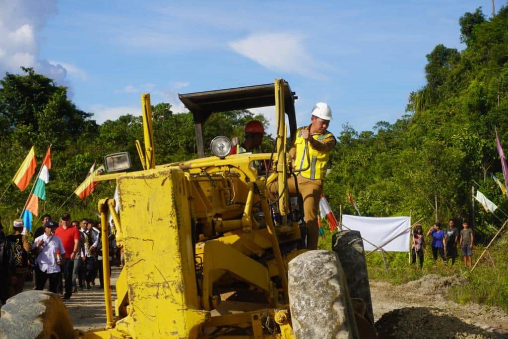 Bupati Kapuas Hulu, Fransiskus Diaan menaiki traktor sebagai tanda di-launching-nya proyek peningkatan ruas Jalan Nanga Erak - Nanga Raun di Kecamatan Putussibau Selatan. (Foto: Istimewa)
