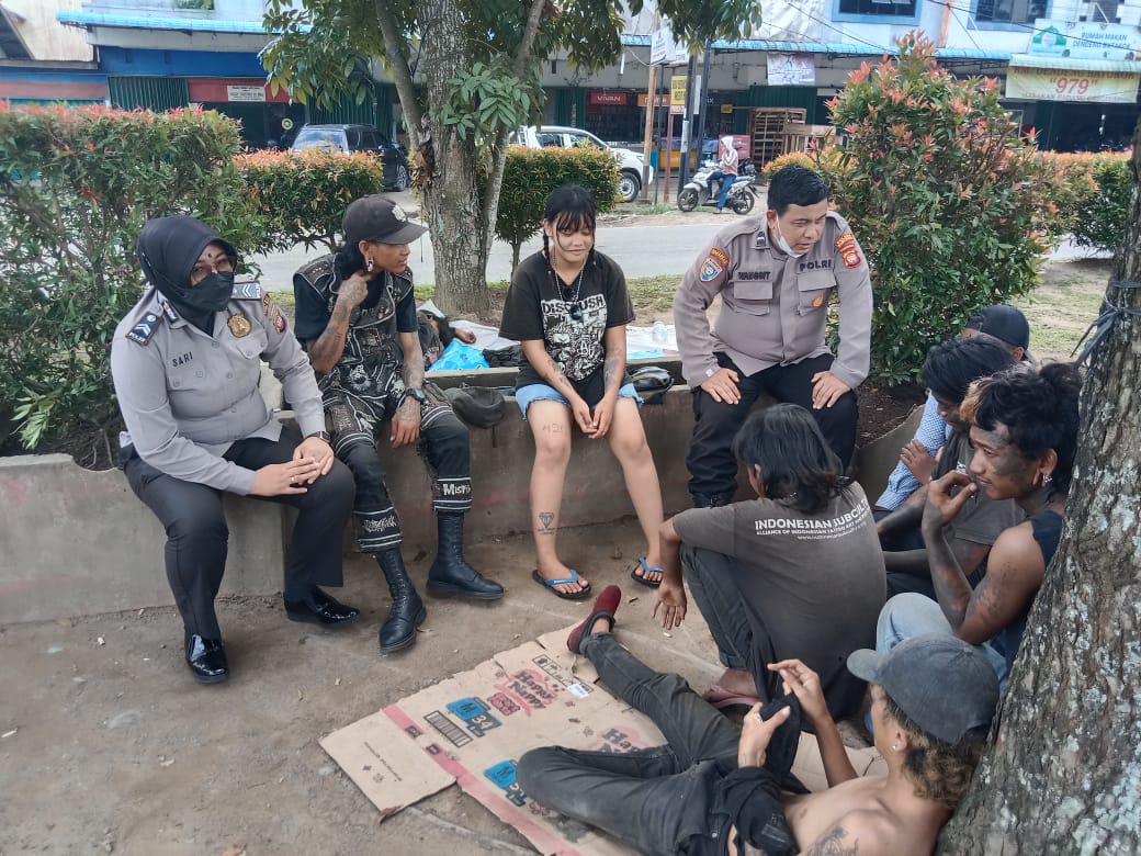 Personel Satbinmas Polres Kubu Raya memberikan pembinaan kepada sejumlah anak punk, di Jalan Alianyang, Desa Kapur, Kecamatan Sungai Raya, Kabupaten Kubu Raya. (Foto: Istimewa)