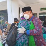 Wakil Bupati Kapuas Hulu, Wahyudi Hidayat memeluk hangat salah satu jemaah haji asal Kapuas Hulu, saat tiba di Asrama Haji Batam, Rabu (27/07/2022). (Foro: Istimewa)