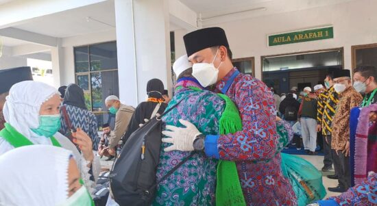 Wakil Bupati Kapuas Hulu, Wahyudi Hidayat memeluk hangat salah satu jemaah haji asal Kapuas Hulu, saat tiba di Asrama Haji Batam, Rabu (27/07/2022). (Foro: Istimewa)