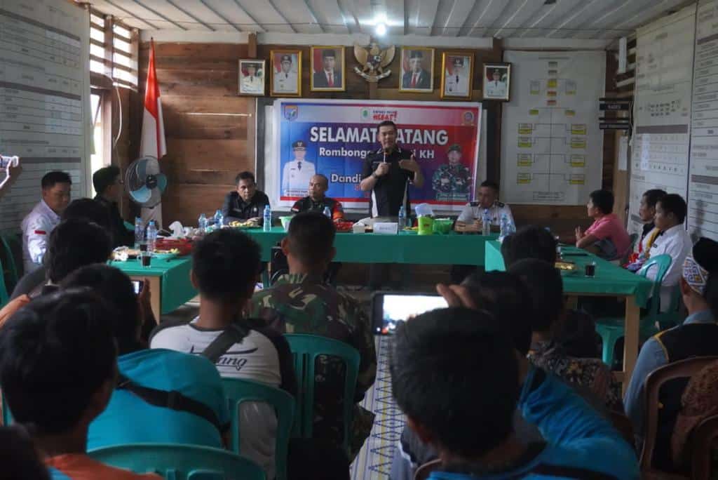 Bupati Kapuas Hulu, Fransiskus Diaan memberikan pidato di lokasi pelaksanaan program TMMD Reguler ke-114 di Desa Bahenap, Kecamatan Kalis, Kabupaten Kapuas Hulu, Rabu (27/07/2022). (Foto: Istimewa)