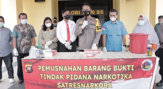 Waka Polres Singkawang, Kompol Raden Real Mahendra, saat memimpin giat pengungkapan kasus dan pemusnahan BB kasus narkotika di Mako Polres Singkawang, Jumat (29/07/2022). (Foto: Istimewa)