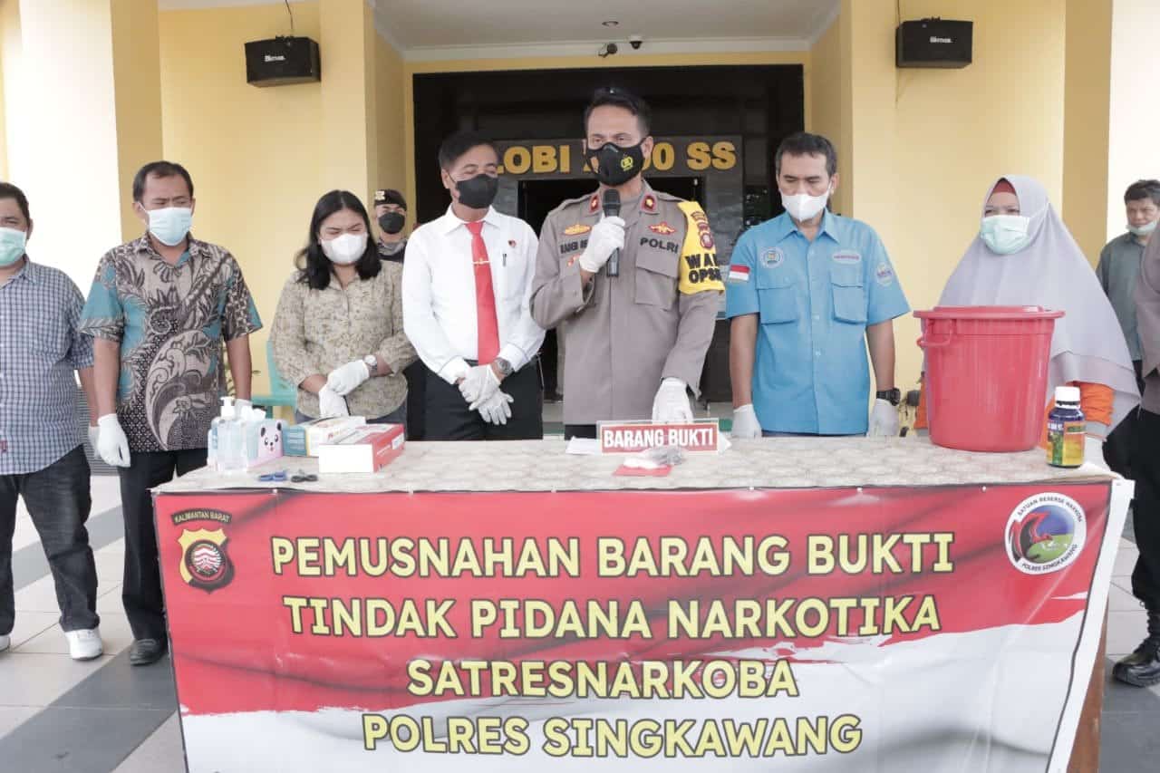 Waka Polres Singkawang, Kompol Raden Real Mahendra, saat memimpin giat pengungkapan kasus dan pemusnahan BB kasus narkotika di Mako Polres Singkawang, Jumat (29/07/2022). (Foto: Istimewa)