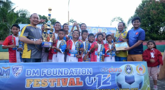 Sekda Ketapang, Alexander Wilyo saat menghadiri penutupan Festival Sepakbola U-12 dan Kompetisi Sepakbola U-45 di Lapangan Sepakbola Tanjungpura, Minggu (31/07/2022). (Foto: Istimewa)