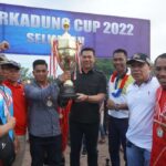 Bupati Kapuas Hulu, Fransiskus Diaan saat menghadiri penutupan turnamen sepakbola Markadung Cup 2022 di Stadion Kuala Markadung, Kecamatan Selimbau, Minggu (31/07/2022) sore. (Foto: Istimewa)