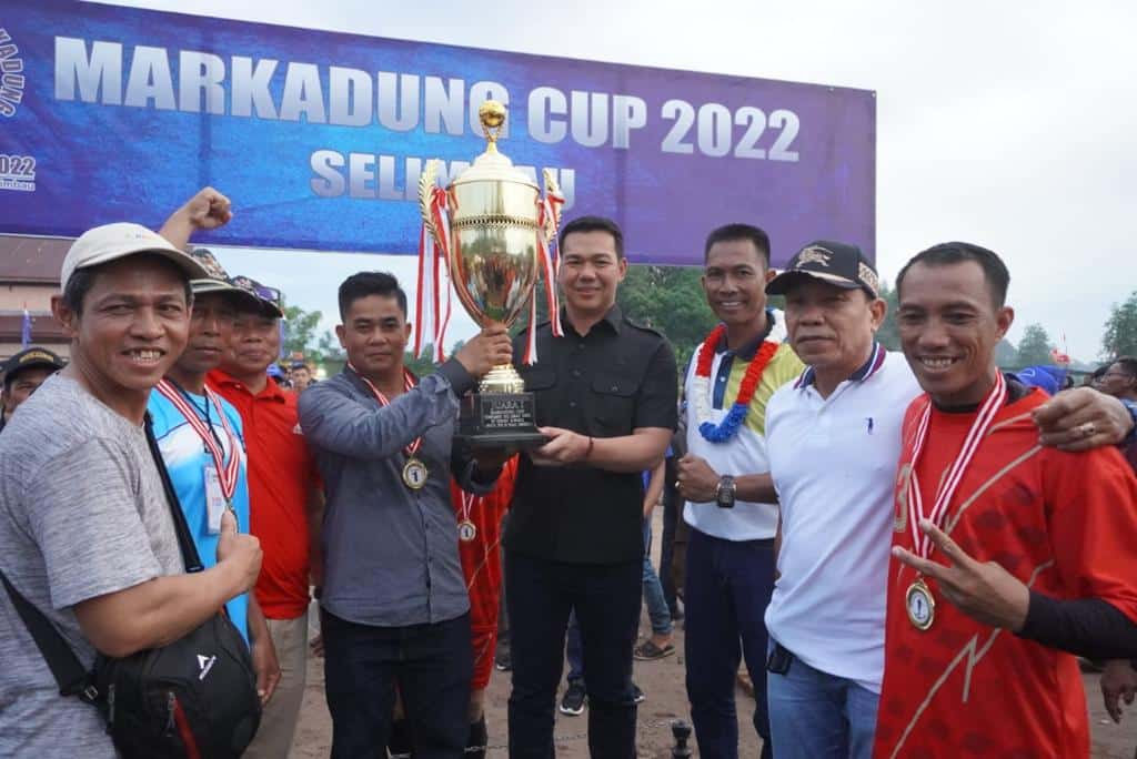 Bupati Kapuas Hulu, Fransiskus Diaan saat menghadiri penutupan turnamen sepakbola Markadung Cup 2022 di Stadion Kuala Markadung, Kecamatan Selimbau, Minggu (31/07/2022) sore. (Foto: Istimewa)