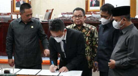 Wali Kota Pontianak, Edi Rusdi Kamtono bersama jajaran legislatif menandatangani nota kesepakatan KUA-PPAS Tahun Anggaran 2022