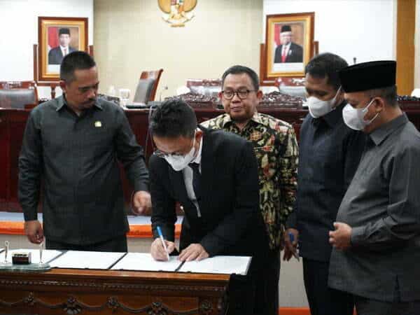 Wali Kota Pontianak, Edi Rusdi Kamtono bersama jajaran legislatif menandatangani nota kesepakatan KUA-PPAS Tahun Anggaran 2022