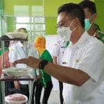 Wali Kota Pontianak, Edi Rusdi Kamtono melihat bijih plastik hasil olahan Bank Sampah Induk Khatulistiwa
