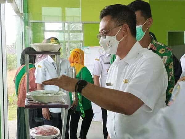 Wali Kota Pontianak, Edi Rusdi Kamtono melihat bijih plastik hasil olahan Bank Sampah Induk Khatulistiwa