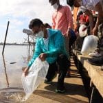 Wali Kota Pontianak Edi Rusdi Kamtono saat melepas benih ikan sebagai upaya melestarikan kualitas air Sungai Kapuas