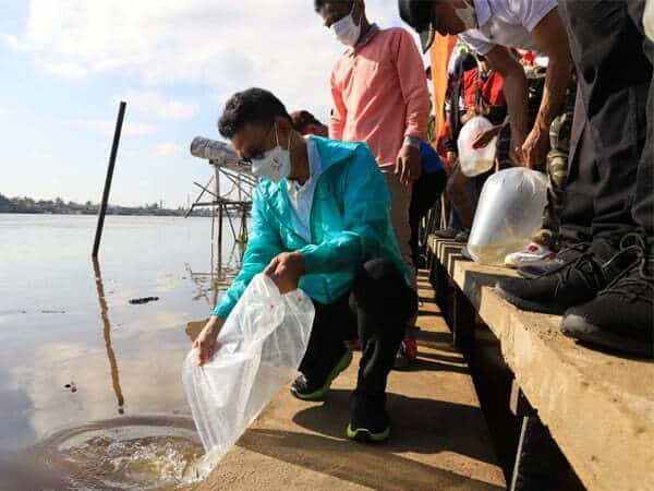 Wali Kota Pontianak Edi Rusdi Kamtono saat melepas benih ikan sebagai upaya melestarikan kualitas air Sungai Kapuas