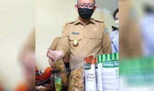 Gubernur Kalbar Sutarmidji melihat sejumlah produk yang ditampilkan pada Rakerda IWAPI Kalbar