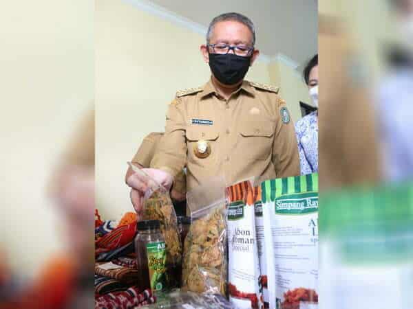 Gubernur Kalbar Sutarmidji melihat sejumlah produk yang ditampilkan pada Rakerda IWAPI Kalbar