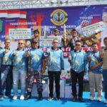Gubernur Kalimantan Barat, Sutarmidji berfoto bersama di sela-sela menghadiri kejuaraan lomba triathlon yang digelar dalam rangka peringatan HUT ke-7 tahun 2022, Lantamal XII Pontianak, Minggu (31/07/2022). (Foto: Istimewa)
