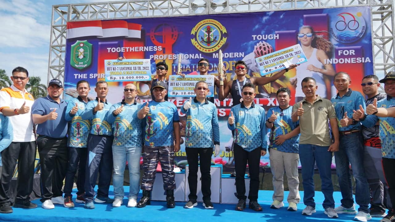 Gubernur Kalimantan Barat, Sutarmidji berfoto bersama di sela-sela menghadiri kejuaraan lomba triathlon yang digelar dalam rangka peringatan HUT ke-7 tahun 2022, Lantamal XII Pontianak, Minggu (31/07/2022). (Foto: Istimewa)