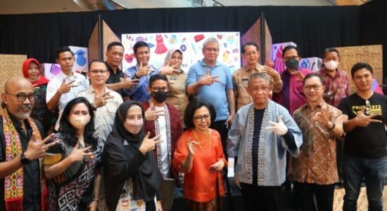 Menparekraf RI, Sandiaga Uno berfoto bersama usai menjadi pembicara dalam acara Apresiasi Kreasi Indonesia di Gaia Bumi Raya City. (Foto: Jau/KalbarOnline.com)