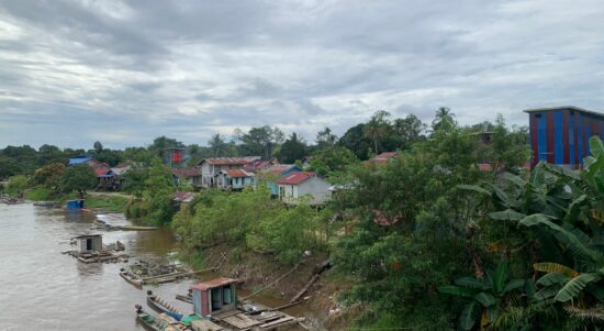 Sudah sekian lama warga di Dusun Manday, Kecamatan Bika, Kabupaten Kapuas Hulu belum menikmati listrik maupun telekomunikasi seluler. (Foto: Istimewa)
