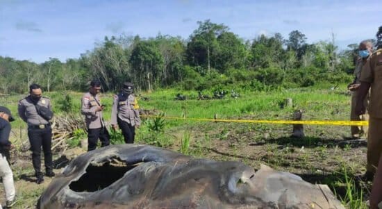 Potongan lempengan besi yang diduga berasal dari serpihan roket milik China ditemukan di perkebunan sawit milik warga Desa Pengadang, Kecamatan Sekayam, Kabupaten Sanggau, Senin (01/08/2022). (Foto: Istimewa)