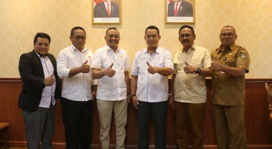 Ketua DPRD Kabupaten Ketapang, M Febriadi berfoto bersama Rektor IKIP PGRI Pontianak, M Firdaus dan rombongan yang melakukan kunjungan kerja ke Gedung DPRD Ketapang, Senin (01/08/2022). (Foto: Istimewa)