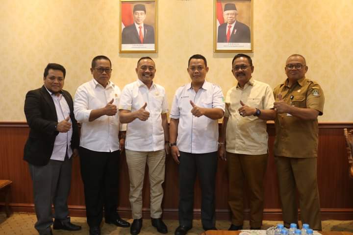Ketua DPRD Kabupaten Ketapang, M Febriadi berfoto bersama Rektor IKIP PGRI Pontianak, M Firdaus dan rombongan yang melakukan kunjungan kerja ke Gedung DPRD Ketapang, Senin (01/08/2022). (Foto: Istimewa)
