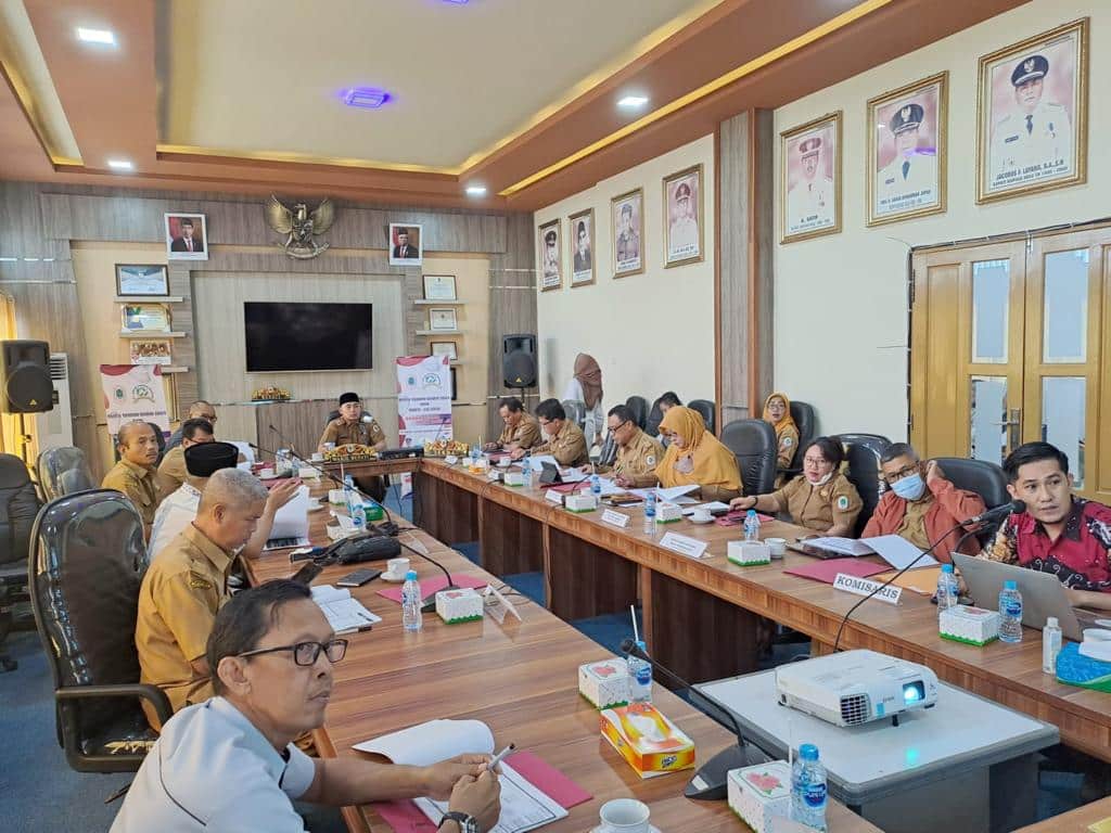 Wakil Bupati Kapuas Hulu, Wahyudi Hidayat memimpin Rapat Umum Pemegang Saham Luar Biasa (RUPS-LB) tahun buku 2021. (Foto: Istimewa)
