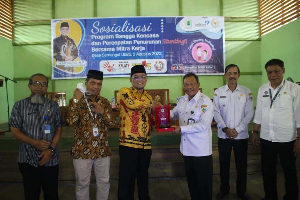 Sekda Kapuas Hulu, Mohd Zaini membuka secara resmi kegiatan kampanye percepatan penurunan stunting di Desa Semangut Utara, Kecamatan Bunut Hulu, Rabu (03/08/2022). (Foto: Istimewa)